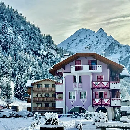 Cesa Planber Mountain View Ski-in Ski-out Bed and Breakfast Canazei