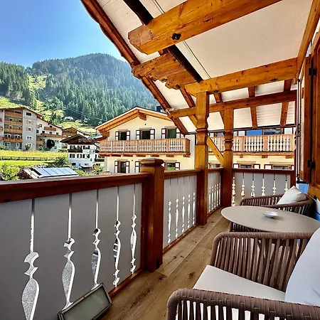 Cesa Planber Mountain View Ski-in Ski-out Bed and Breakfast 4*