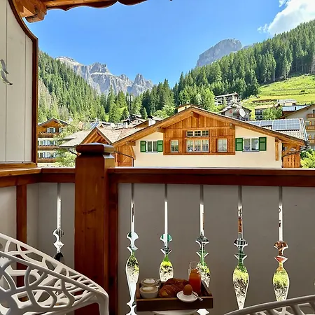 Cesa Planber Mountain View Ski-in Ski-out Bed and Breakfast Canazei