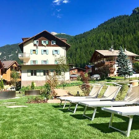 Cesa Planber Mountain View Ski-in Ski-out Bed & Breakfast Canazei