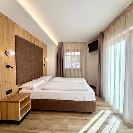 Cesa Planber Mountain View Ski-in Ski-out Bed and Breakfast Canazei